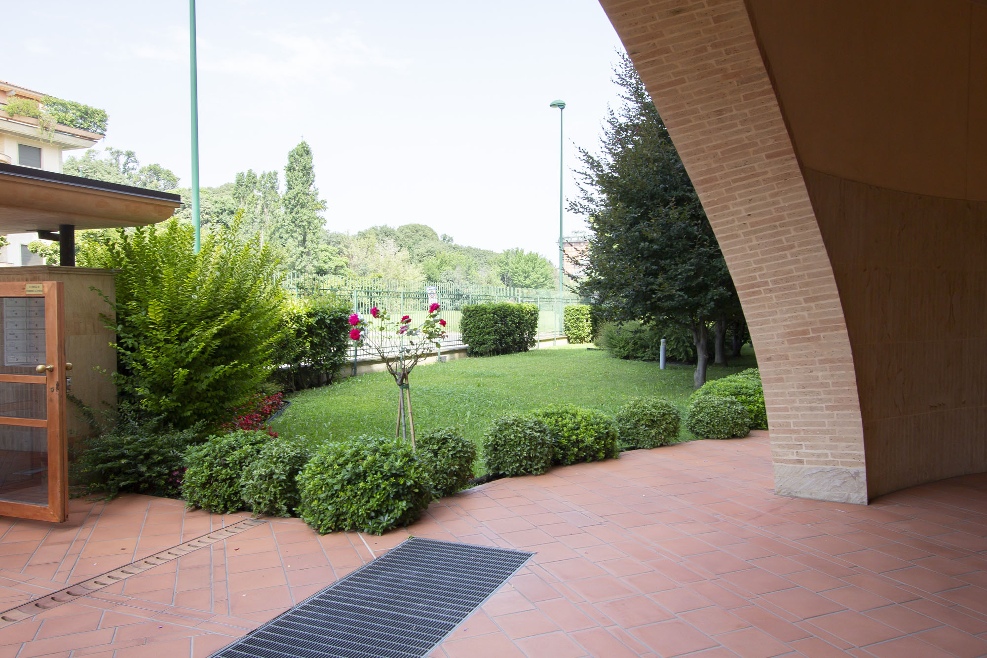 2 giardino ingresso stabile AFFITTO – Via Niccolò Macchiavelli 11A Paderno Dugnano (MI) – Bilocale